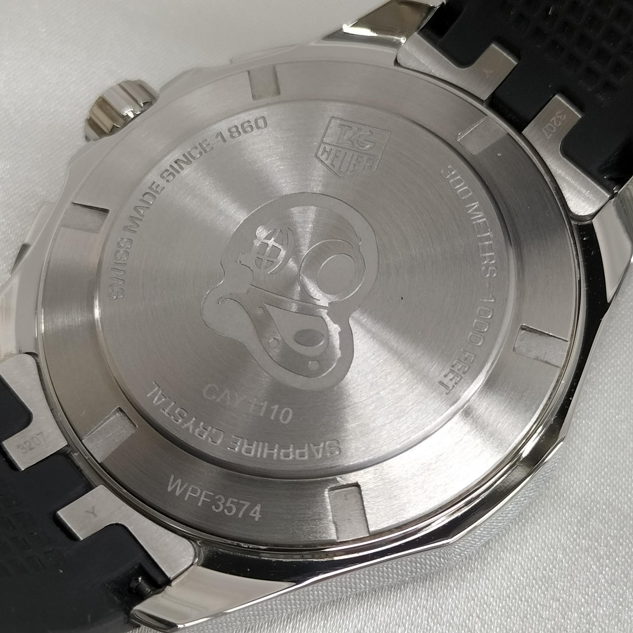 裏蓋はほぼ傷なしです。