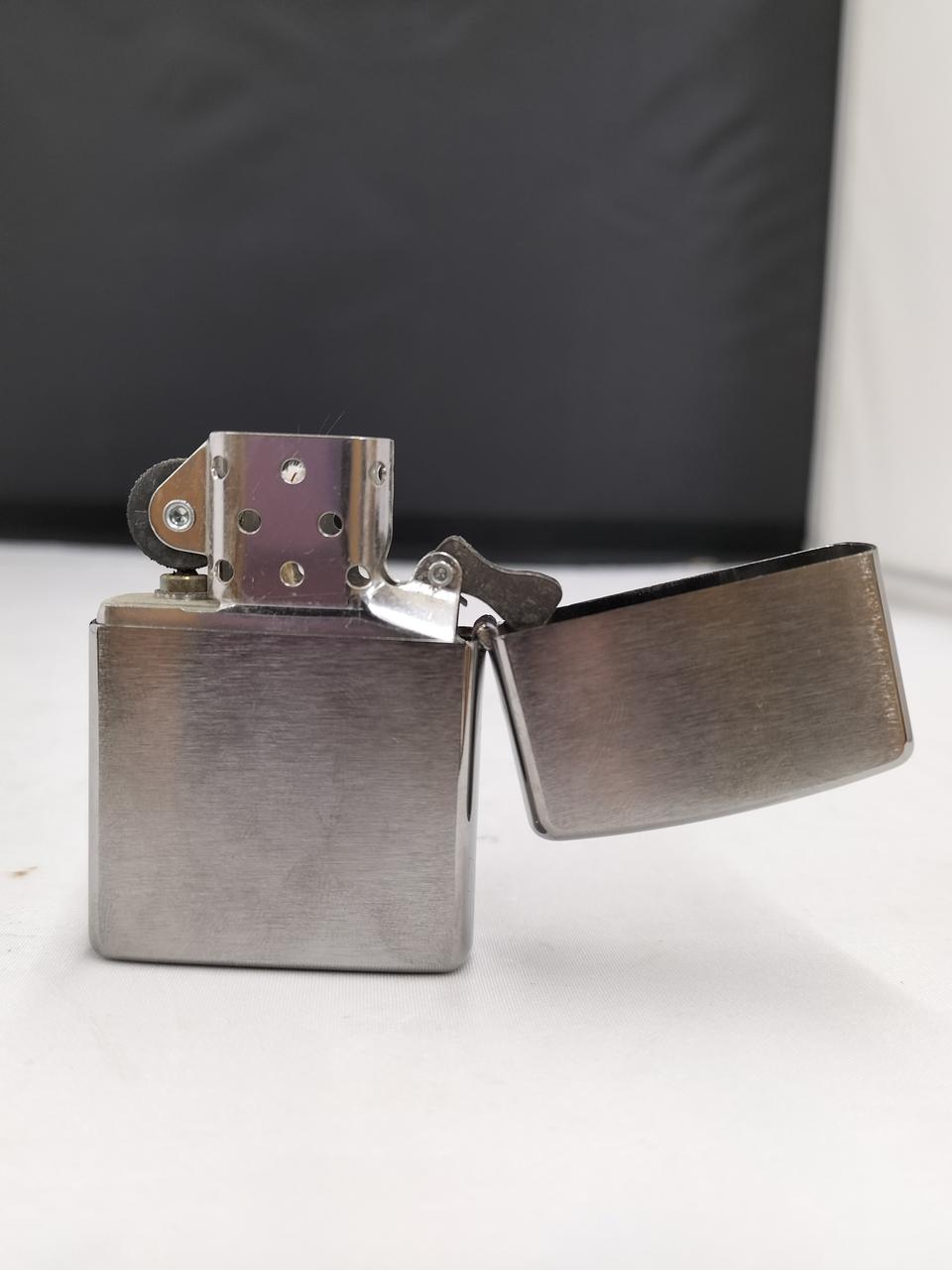 ピンク色は撮影機材の反射によるものです