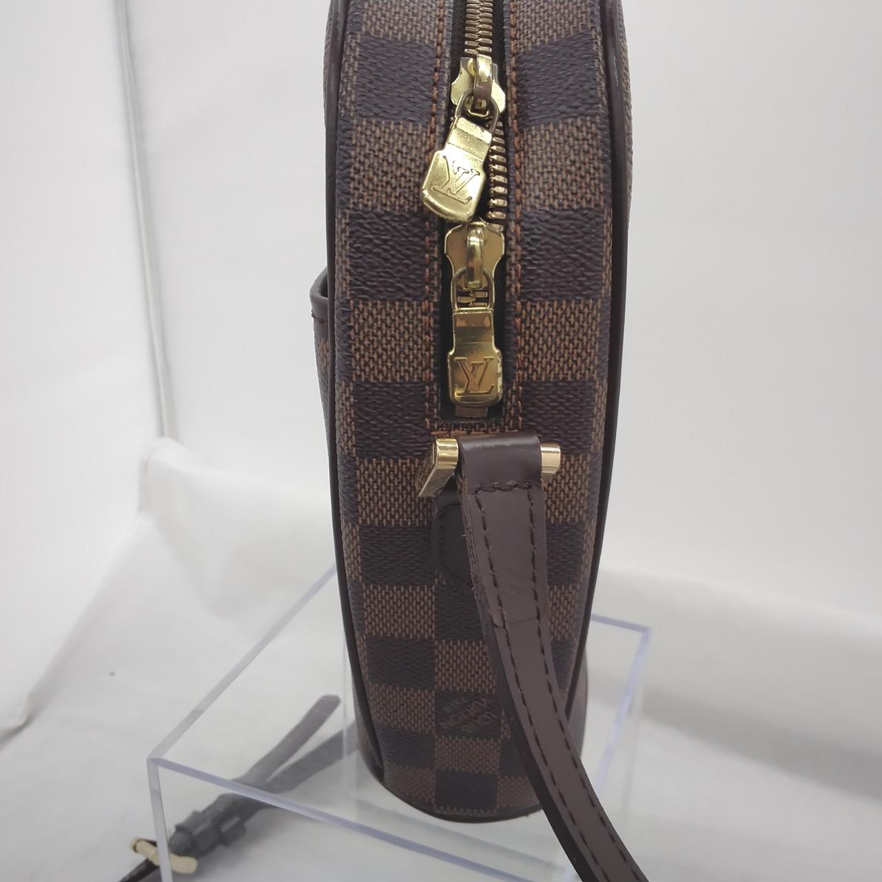 ファスナー金具部分に錆があります。