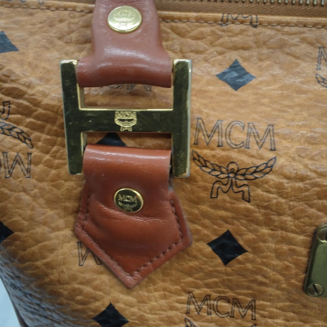 金属部分に塗装剥がれがございます。