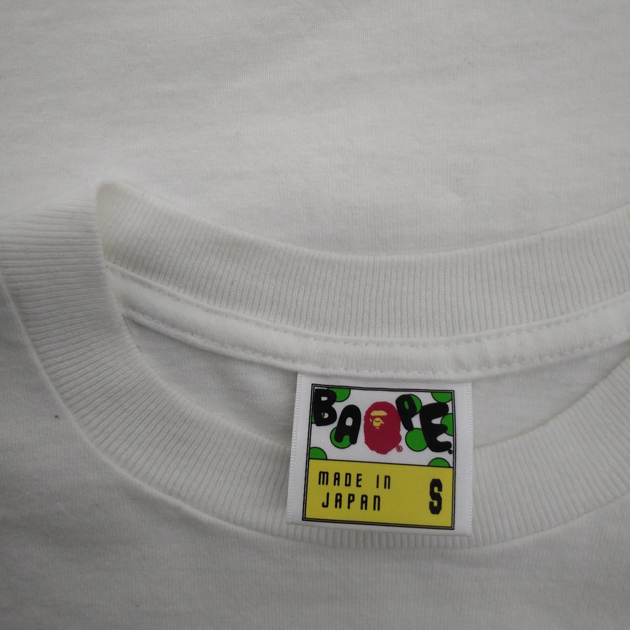 首周りに汚れがございます。