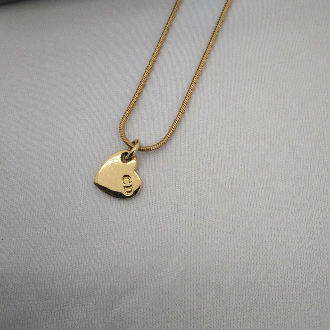 表面にキズがあります。