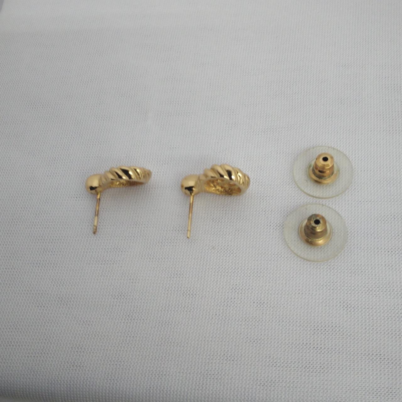 ピアスのシャフト、キャッチ部分に変色あり