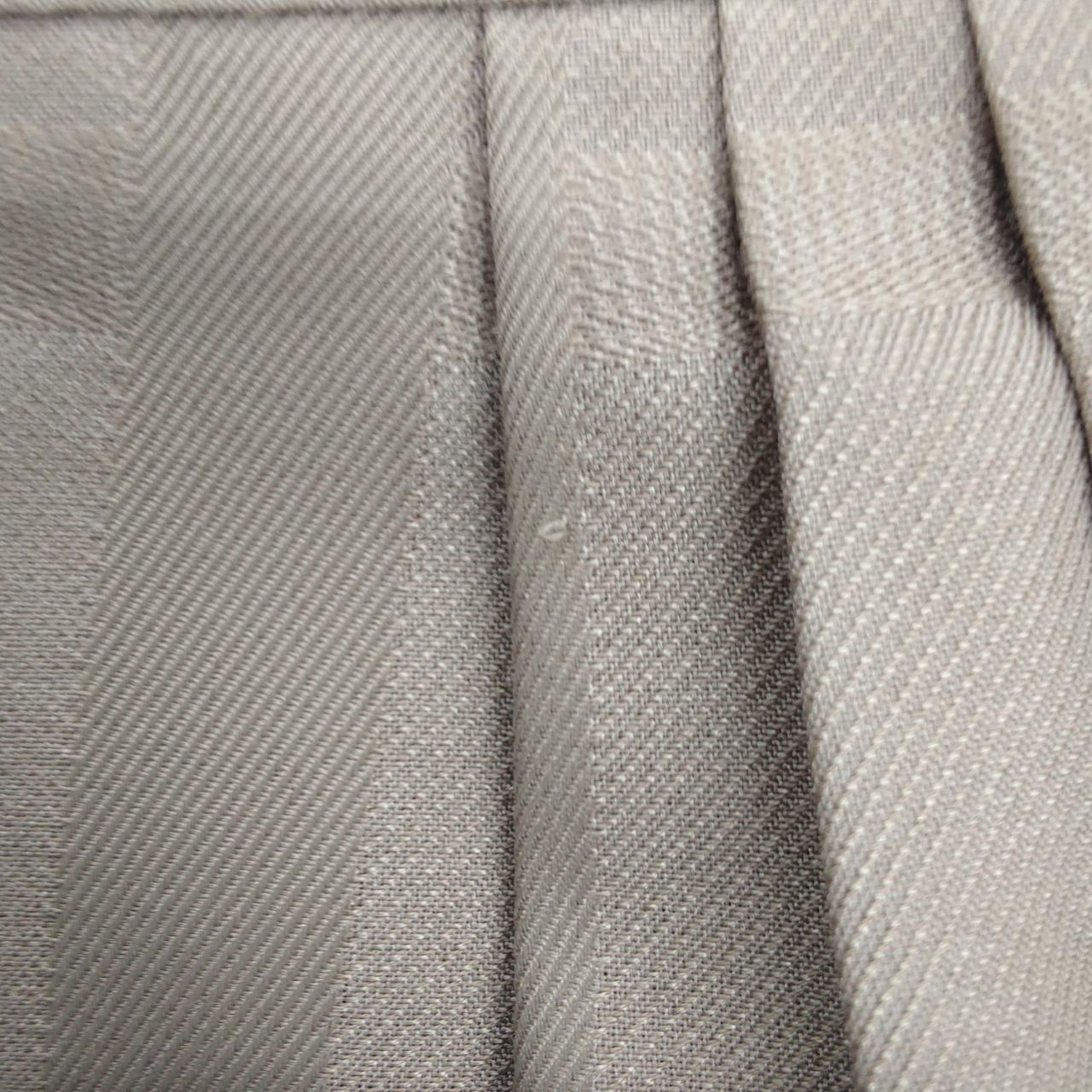 前面部分上部に小さいほつれがあります。