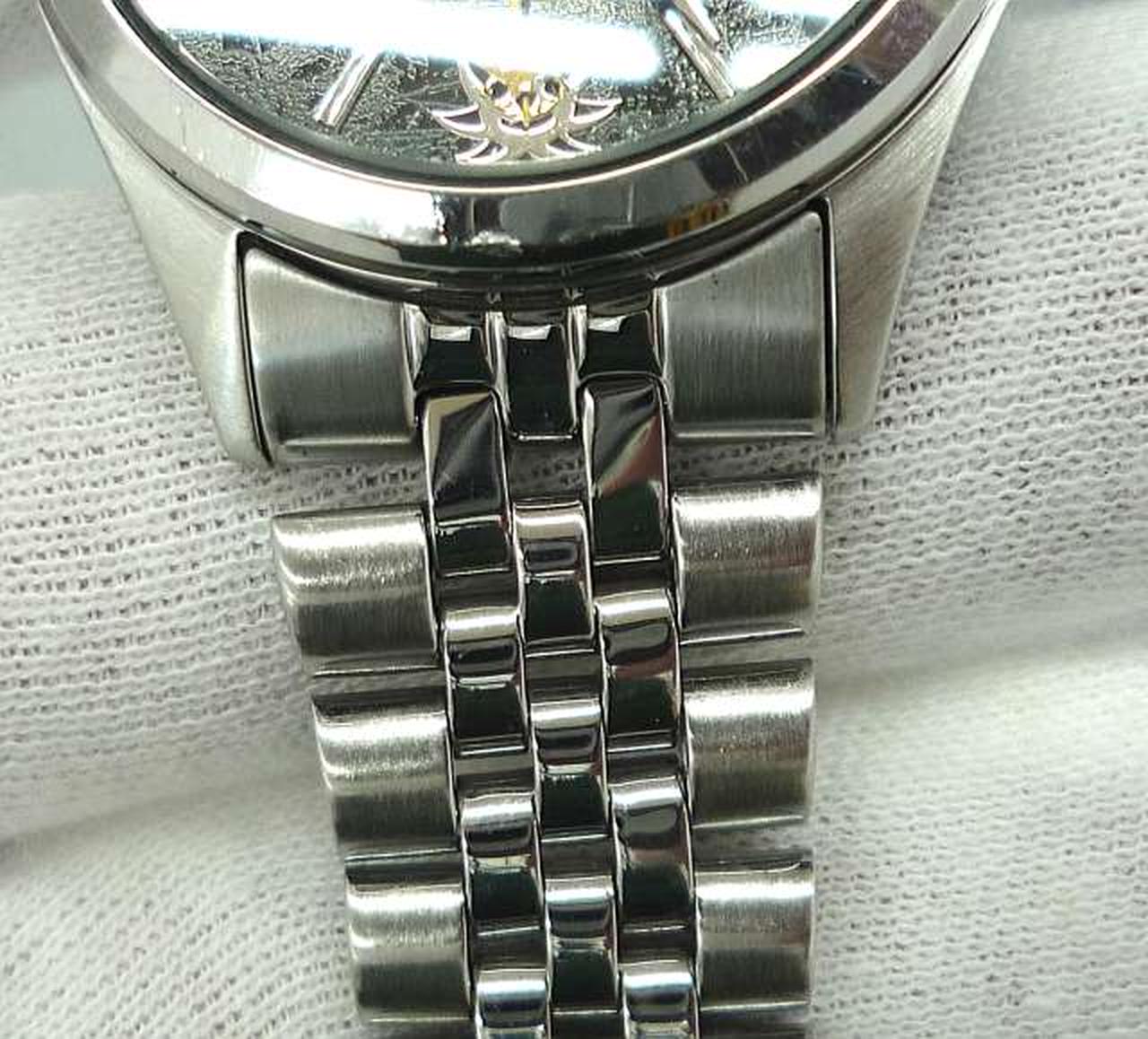 伸びて少し曲がっています