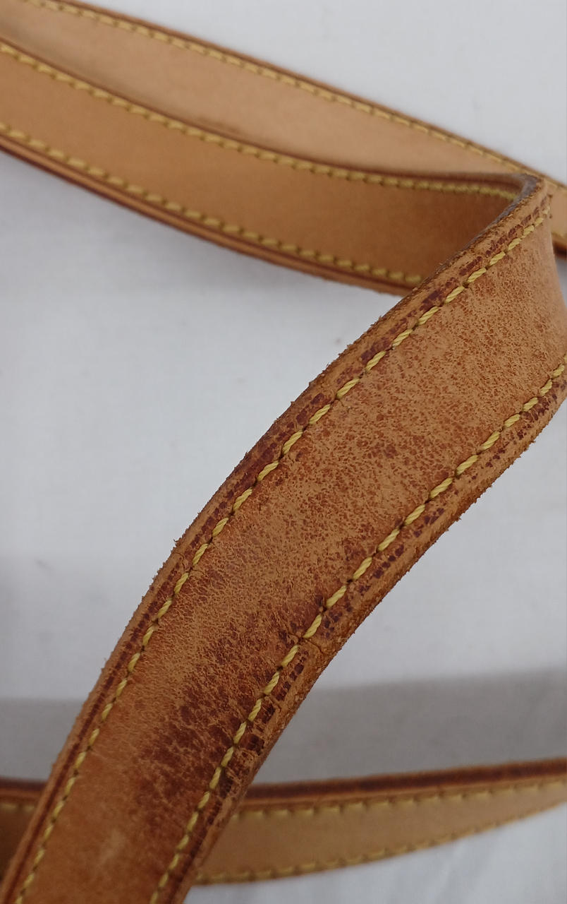 ショルダーストラップ汚れ・劣化あり