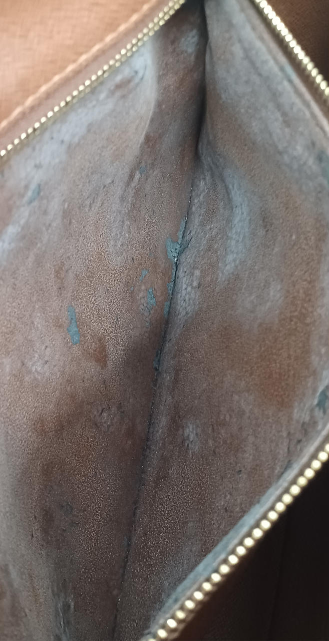 内側ポケット内劣化あり