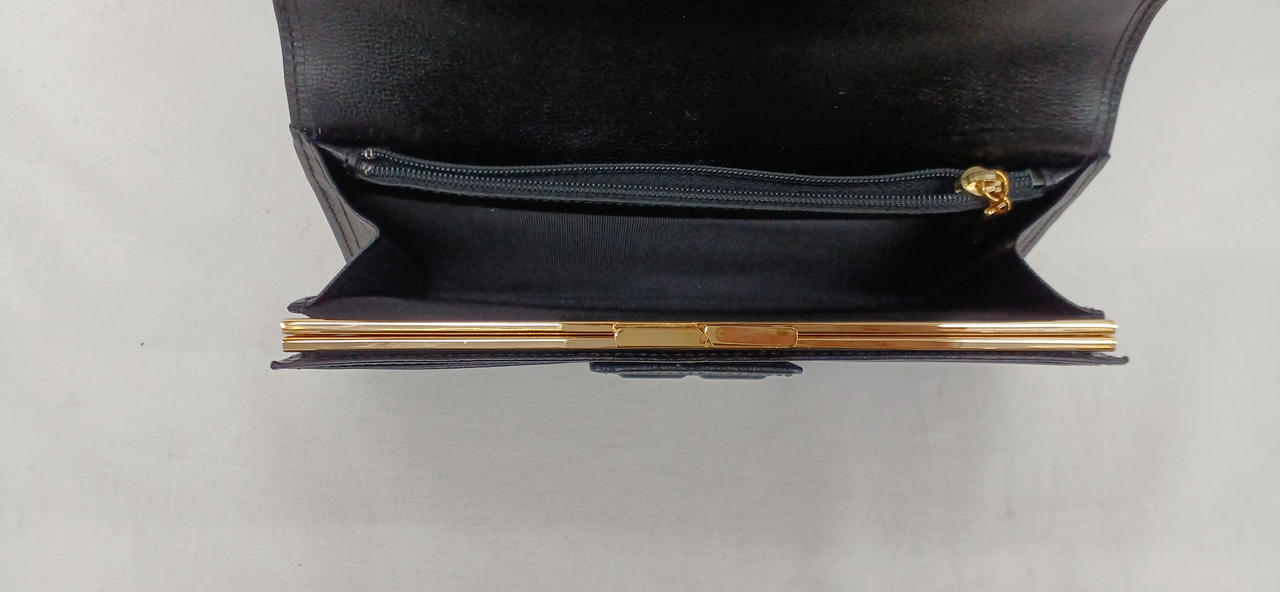 美品★GIVENCH★長財布 GIVENCHY 訳あり 正面ロゴ「G」一部色欠け ジバンシー 長財布