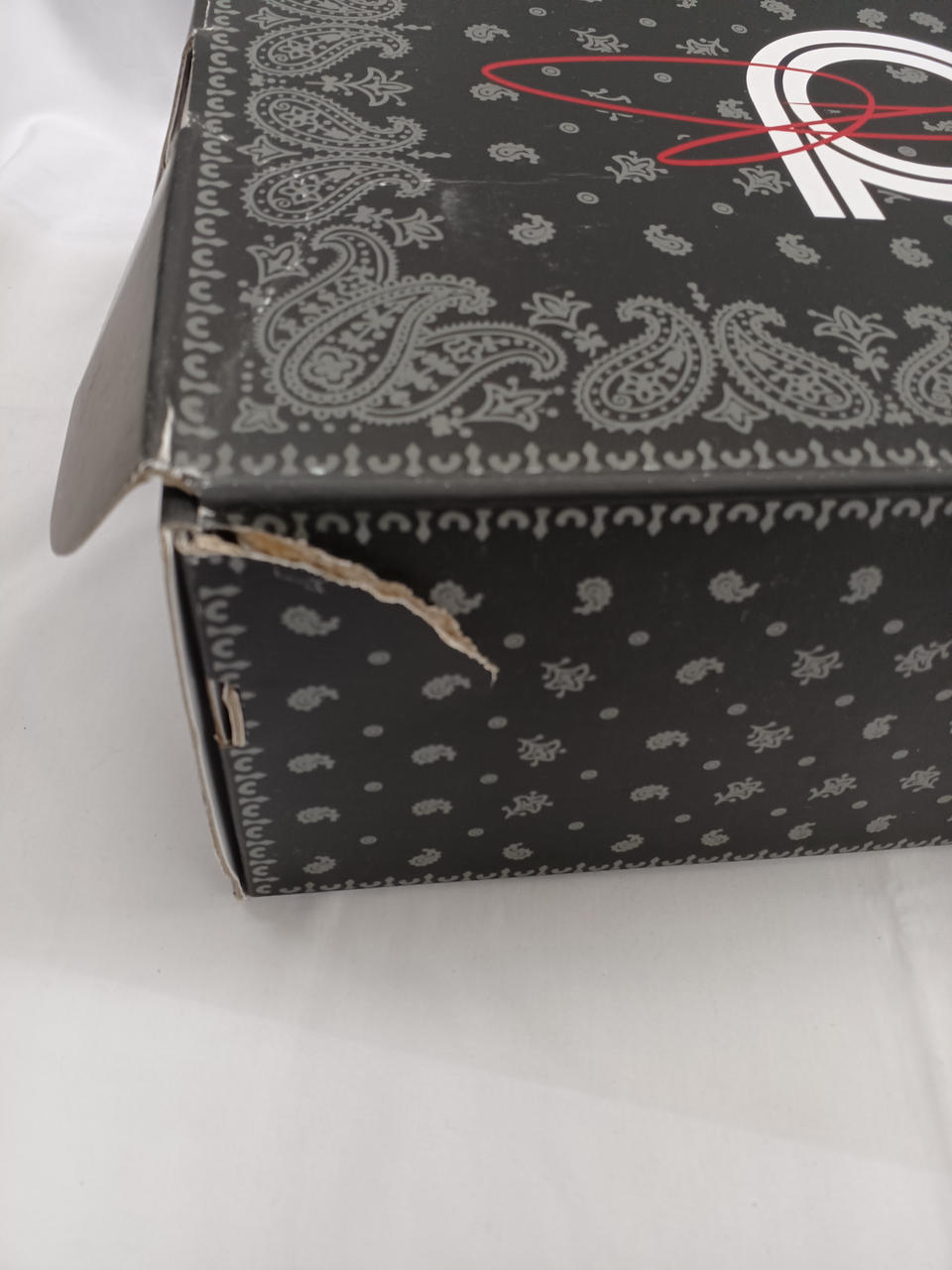 箱に破れあります。