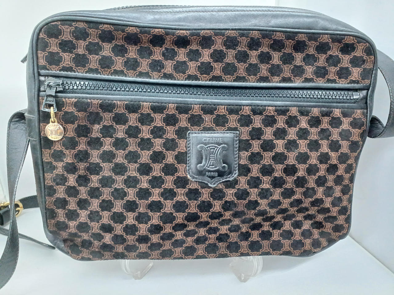 ガラスケースにて販売しております。