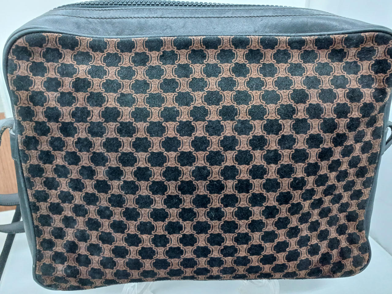 全体的に使用感あるお品物になります。