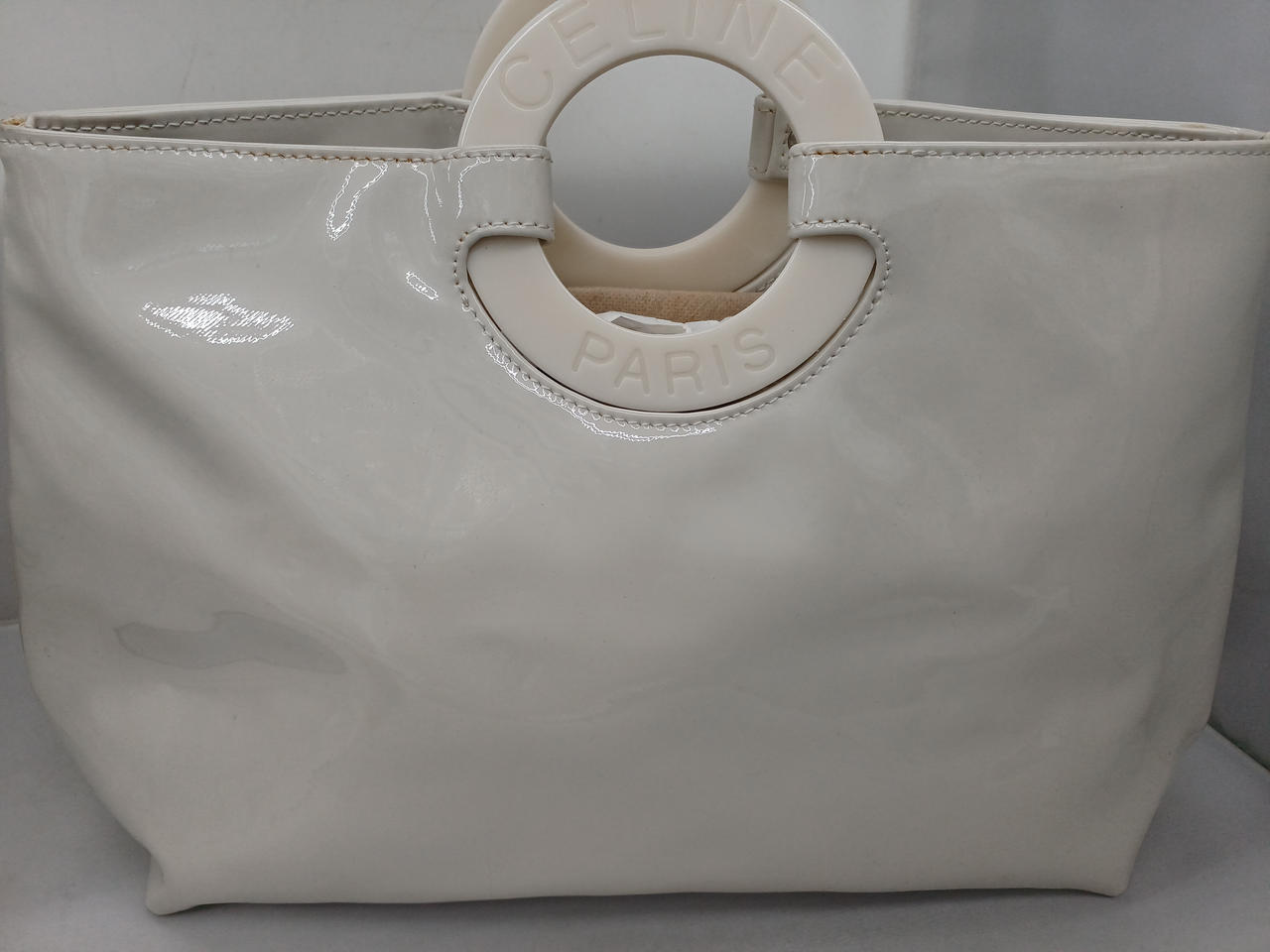 ガラスケースにて販売しております。