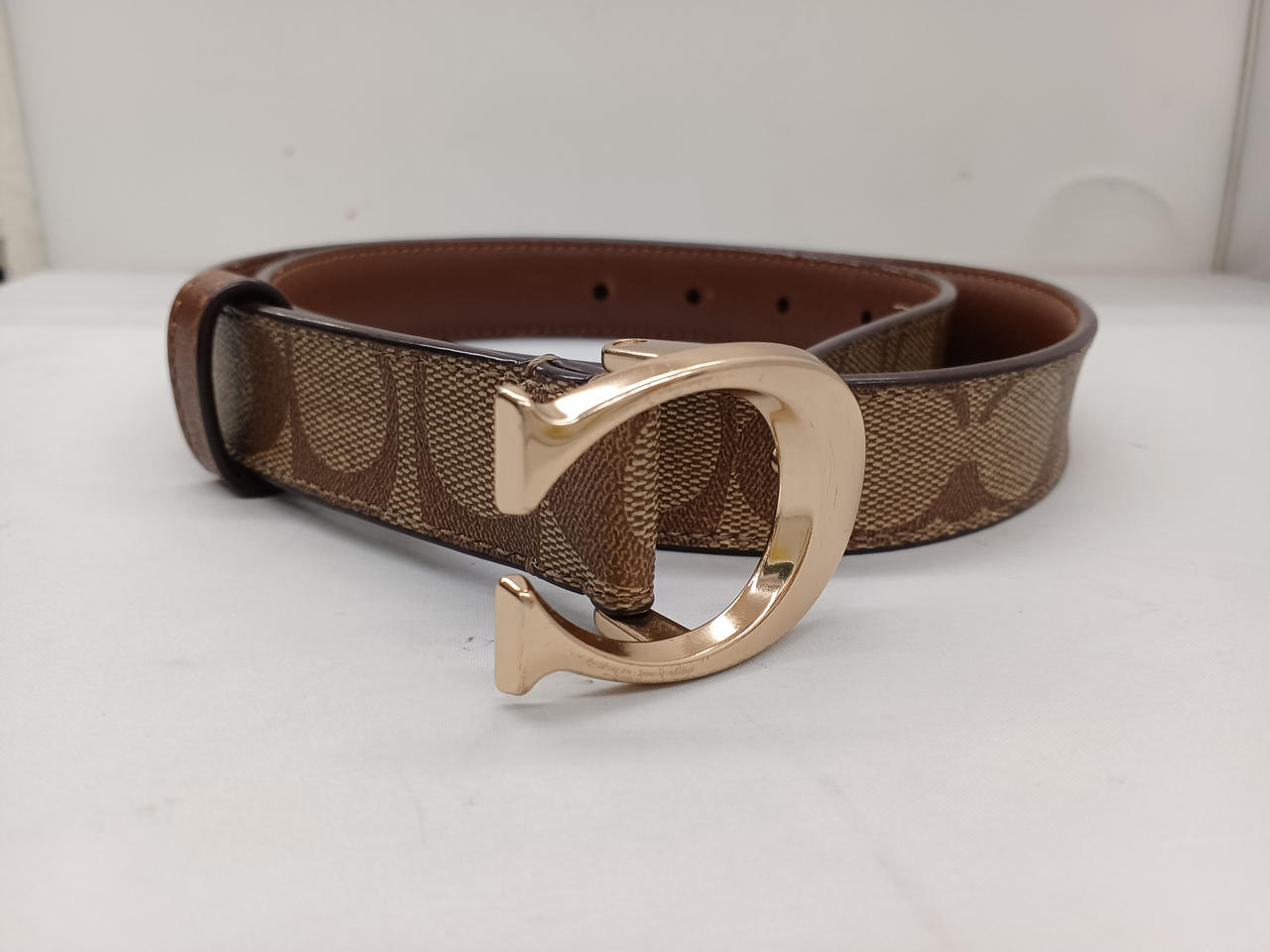 ガラスケースにて販売しております。