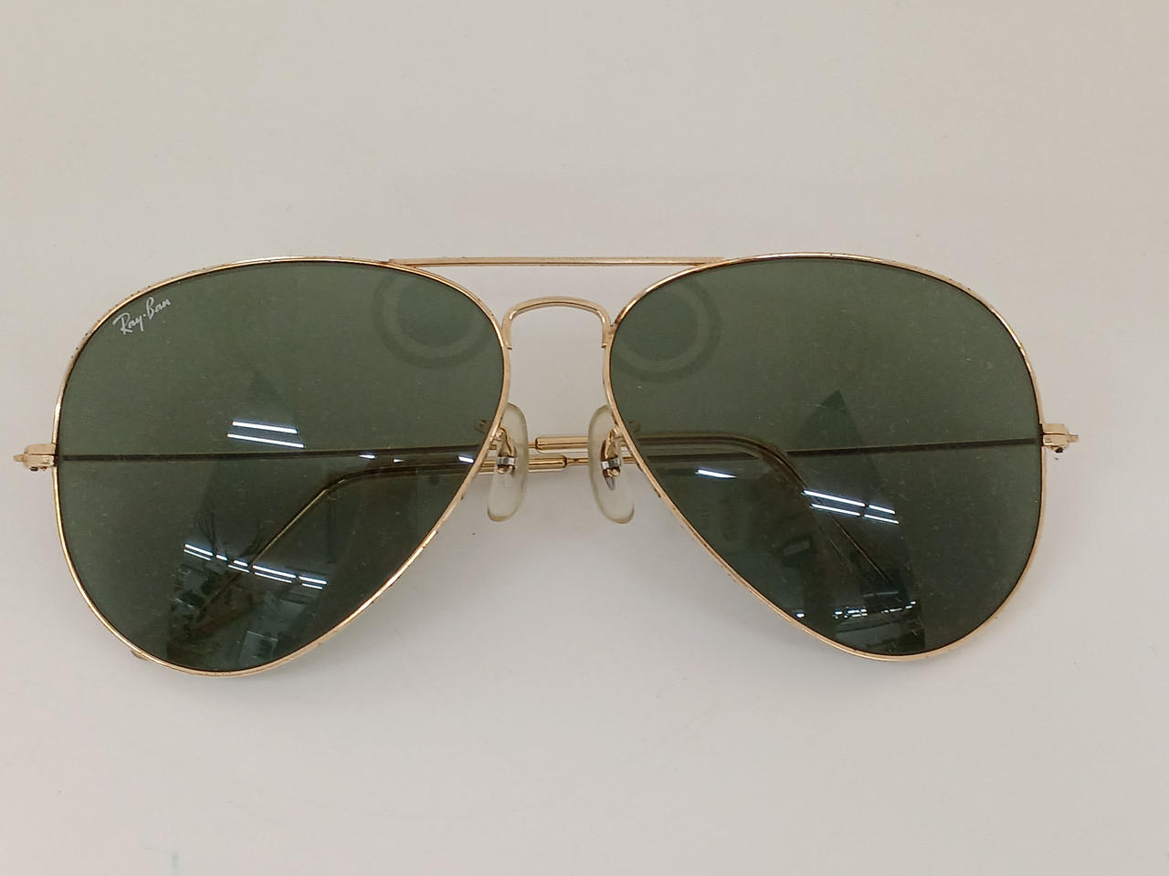 ガラスケースにて販売しております。