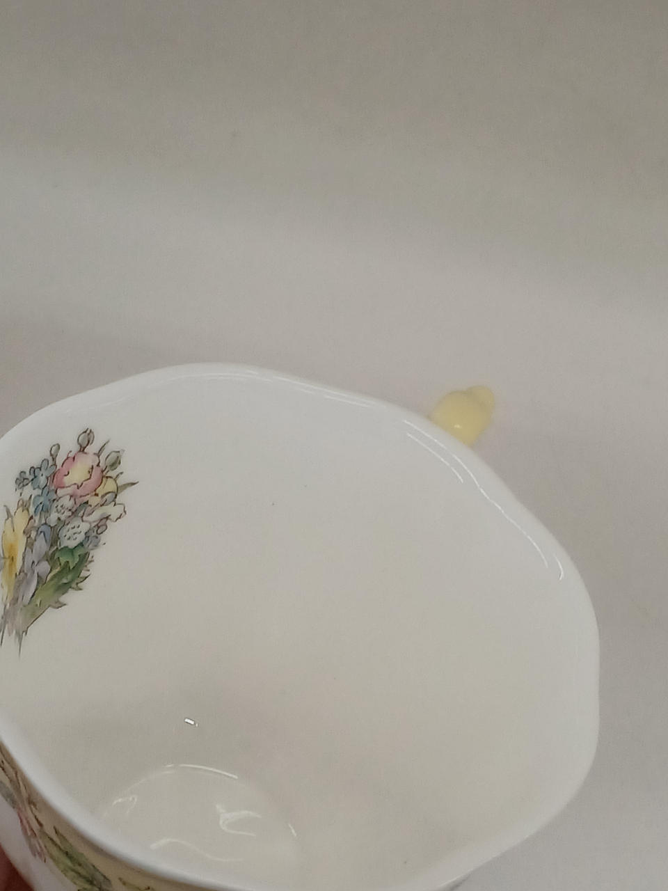 内側に小さな黒い点があります