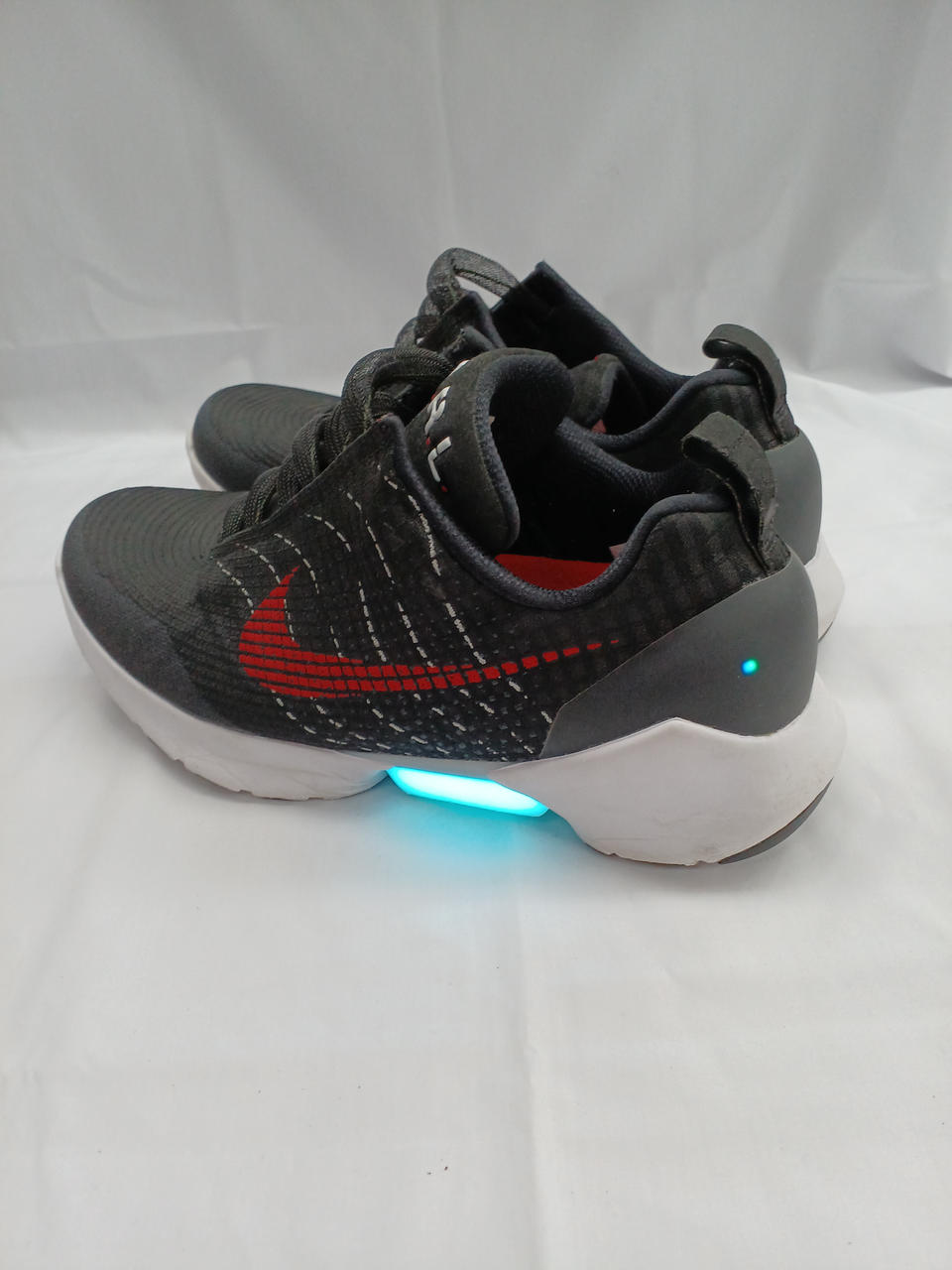 ソールとかかと部分が光ります。