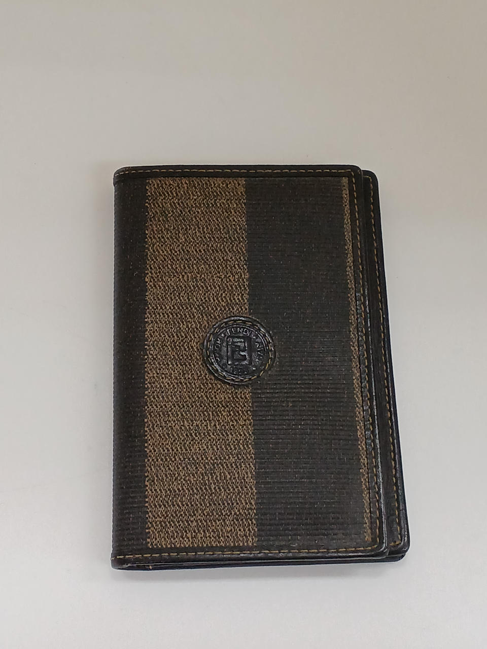 ガラスケースにて販売しております。