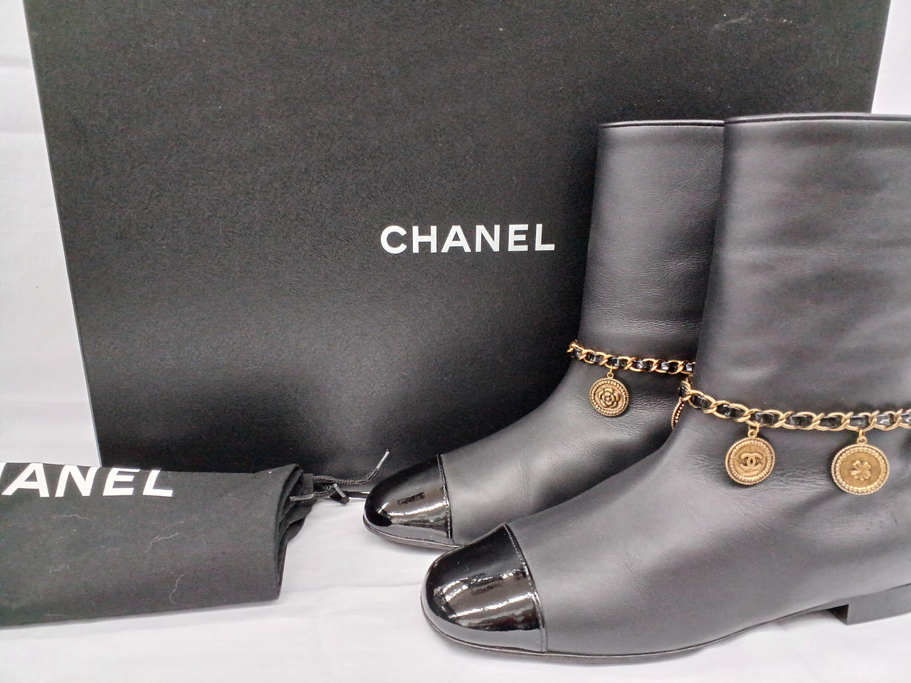 美品 シャネル CC チャーム チェーン レザー ショートブーツ 36 1/2 CHANEL - 美品 シャネル CC チャーム チェーン レザー ショート