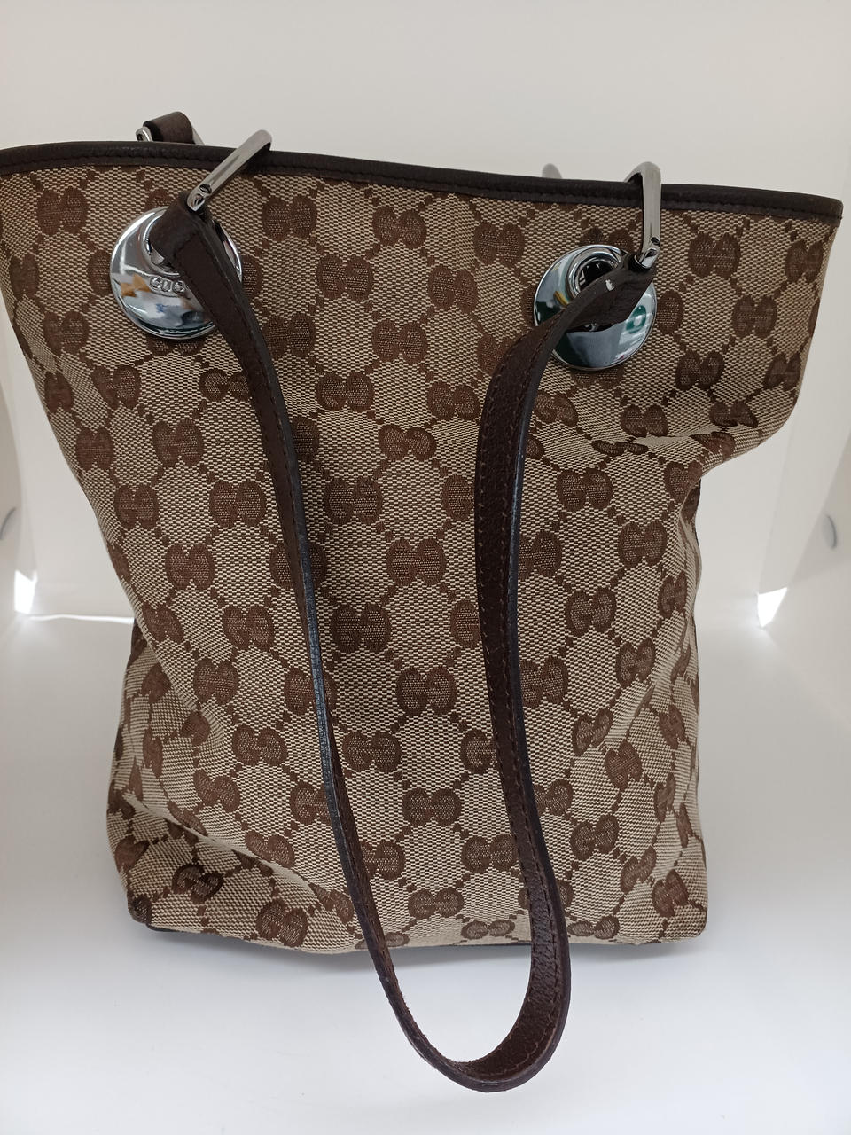 ガラスケースにて販売しております。