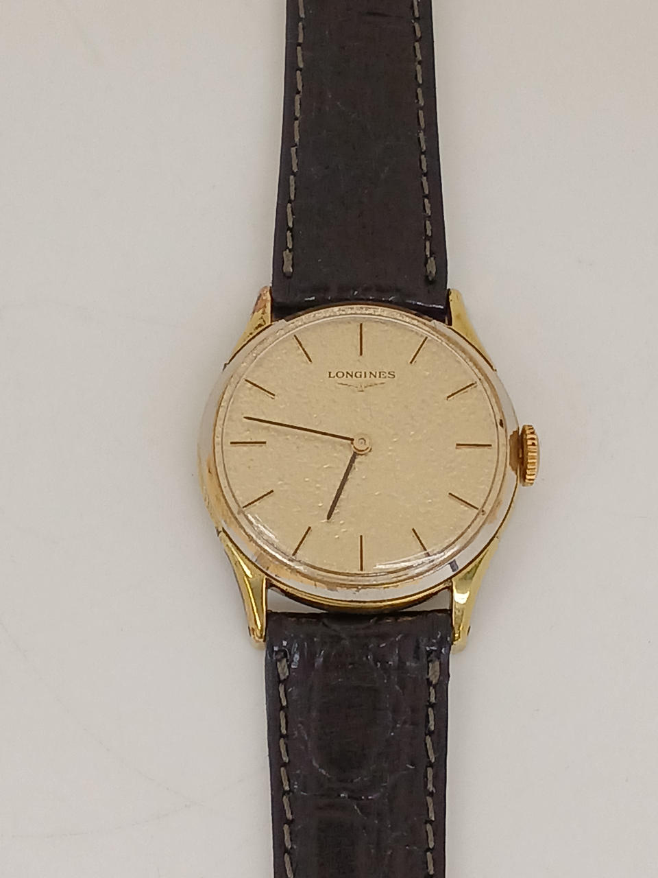 ガラスケースにて店舗販売しております。