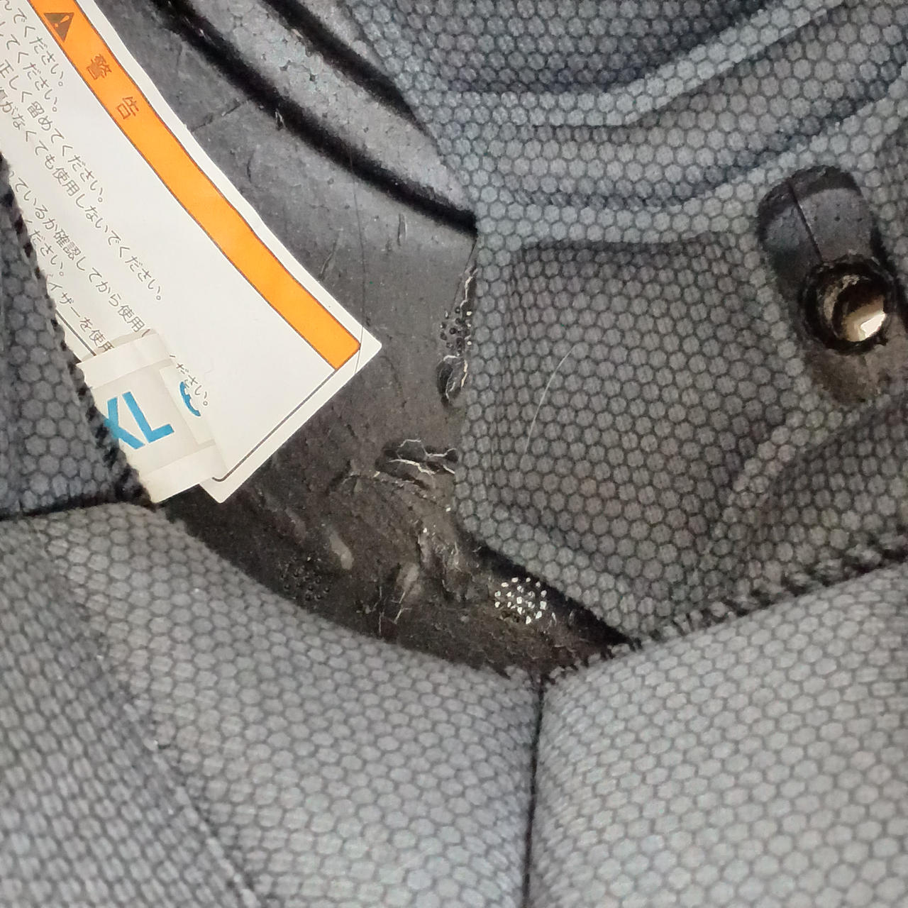 内部　ややへこみあり