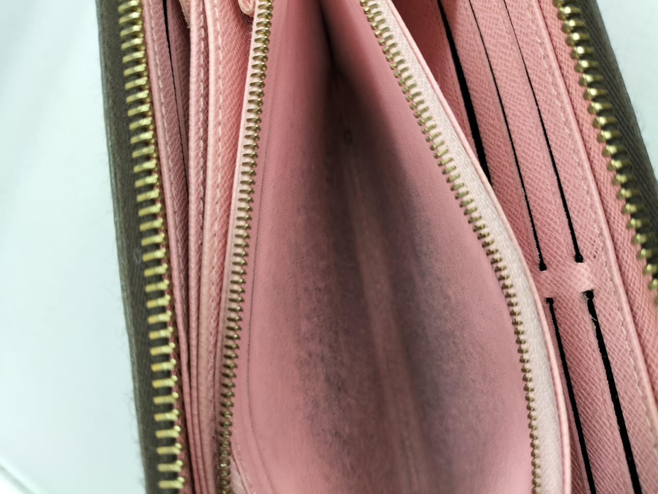 ファスナー内部　黒汚れあり