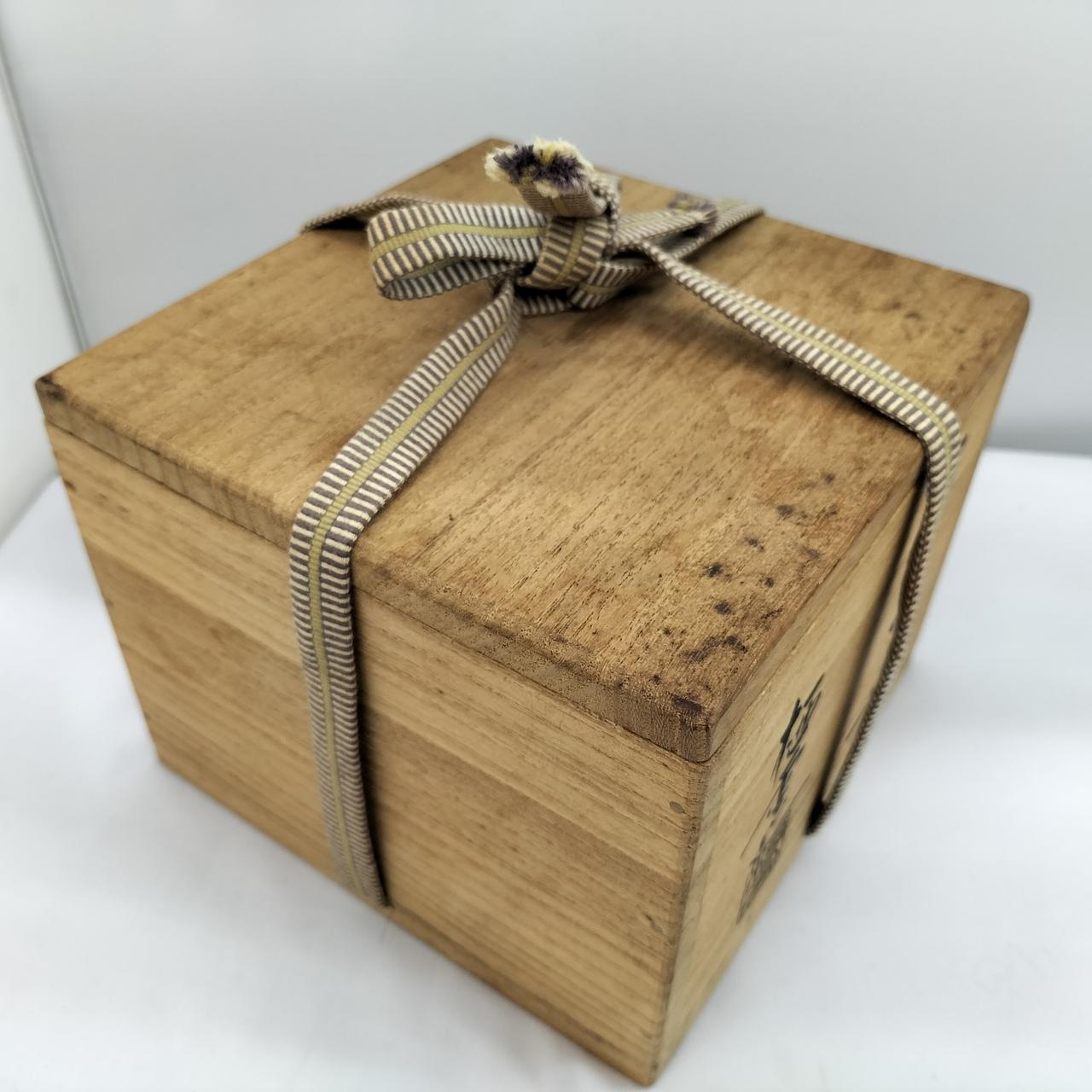 箱に経年による汚れあり