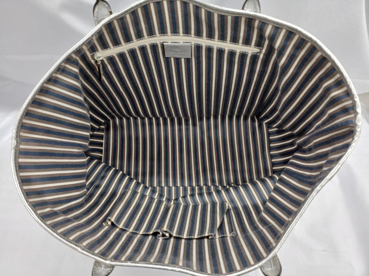 内側　大きく開きます。留め具はありません