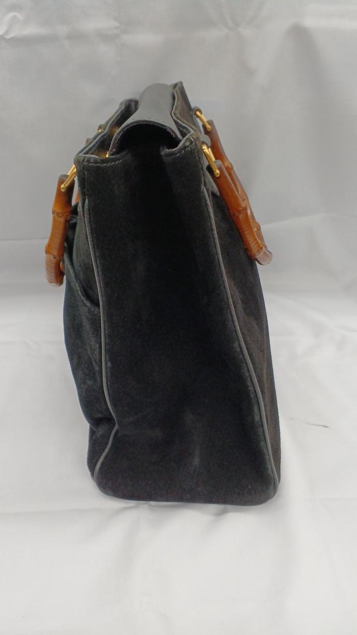 スエード部のシワによってやや前のめりに