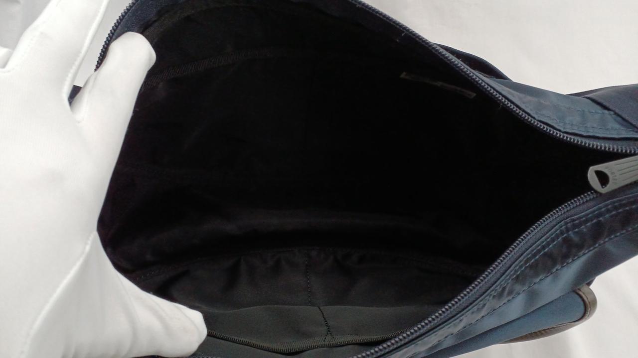 内側　ポケットが４つあります。