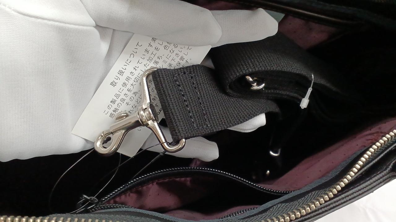 ベルトとタグが繋がれてます。