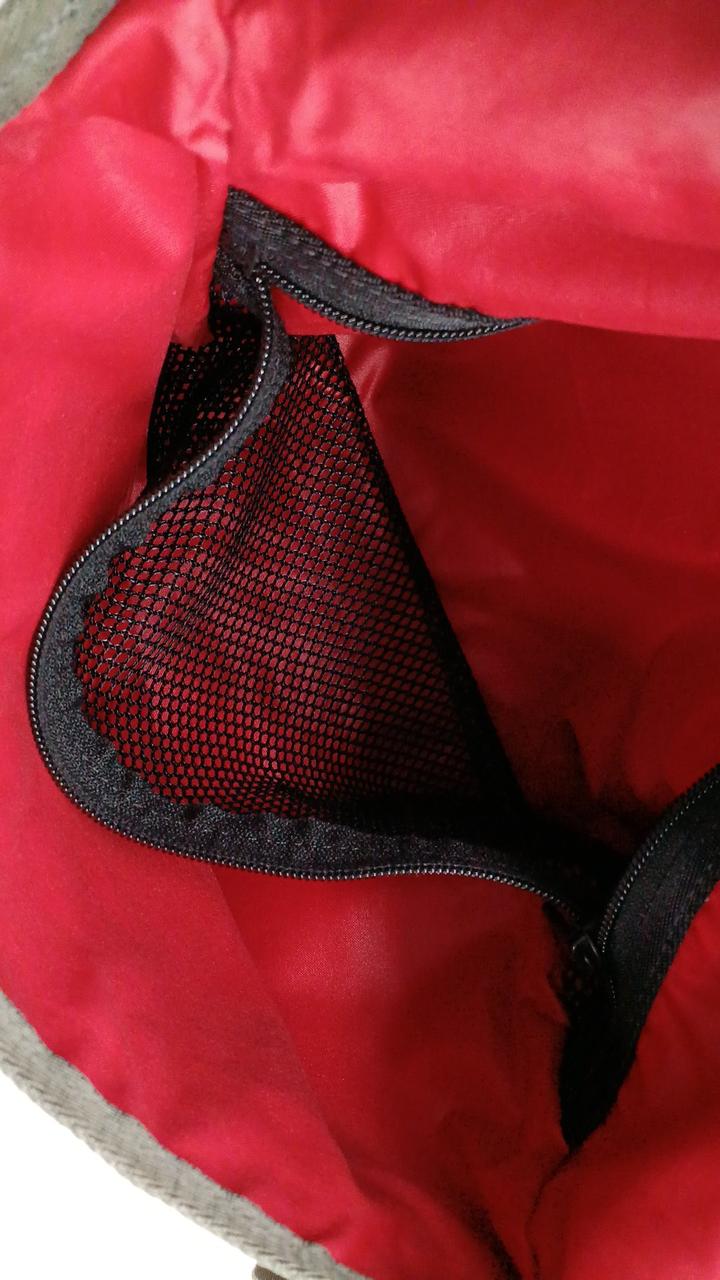 ジッパーポケットはメッシュになってます。