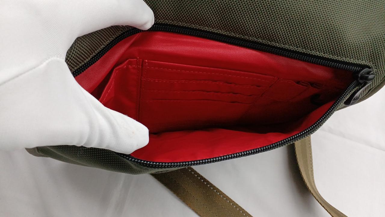 外側ジッパー内部　ポケット多く便利です。