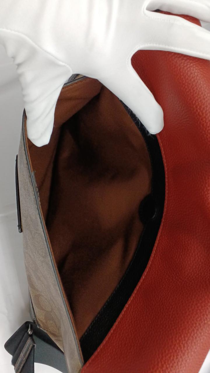 外側ポケット　マグネット留めです。