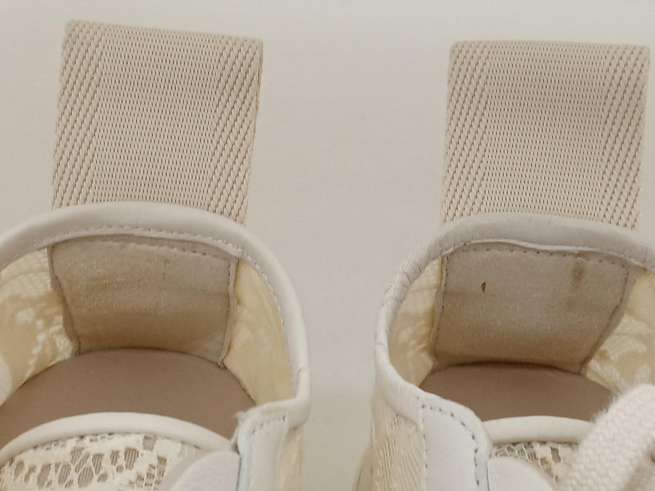 右足　かかとややべたつきあり