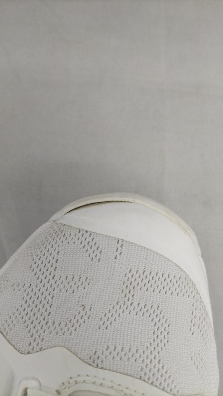 左足つま先に割れあり