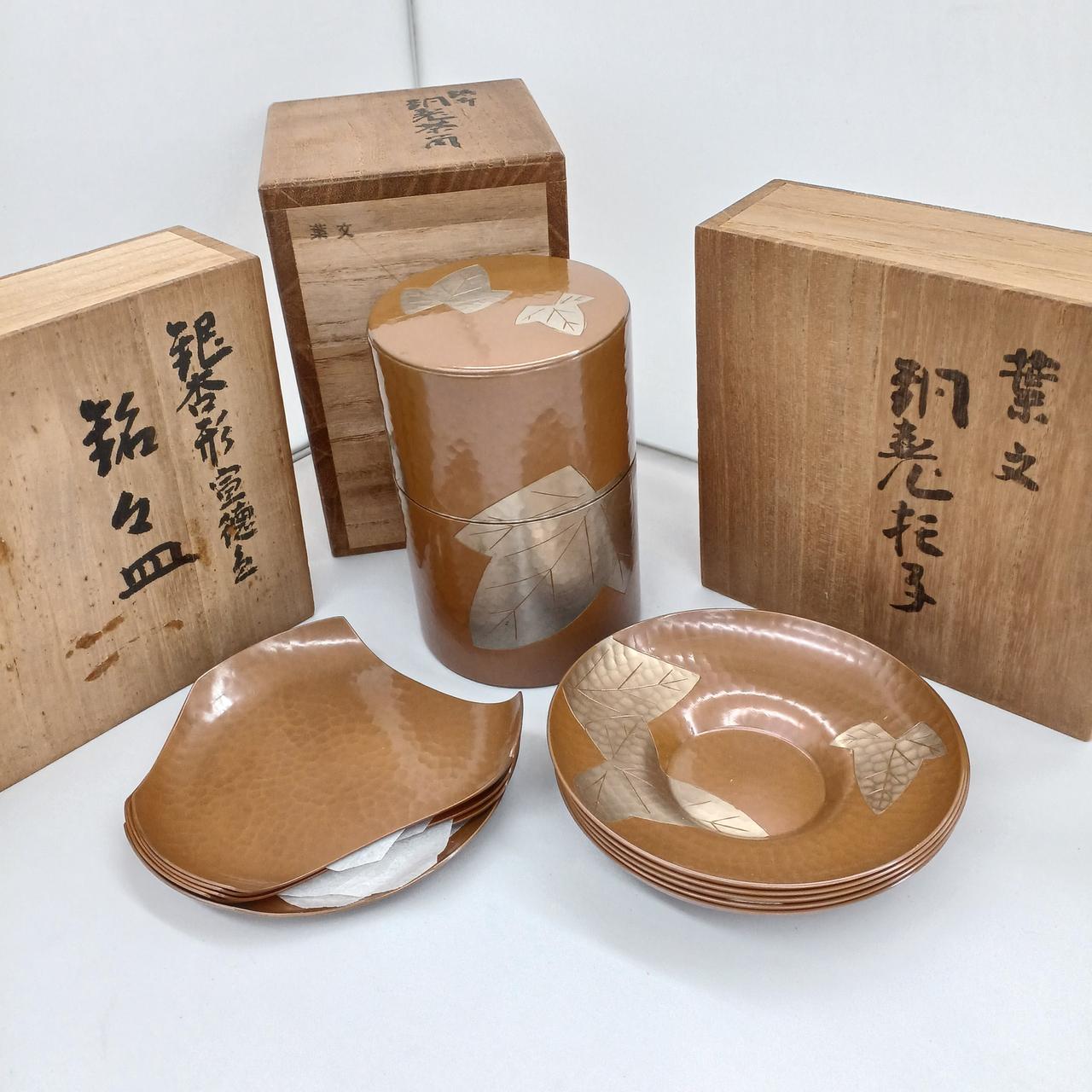 全て黄色い布に包み、木箱に入っています。
