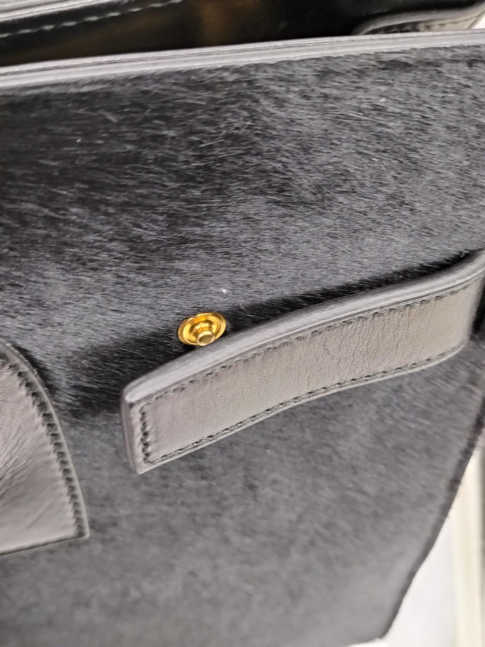 ボタンを外すとバッグの幅が広がります