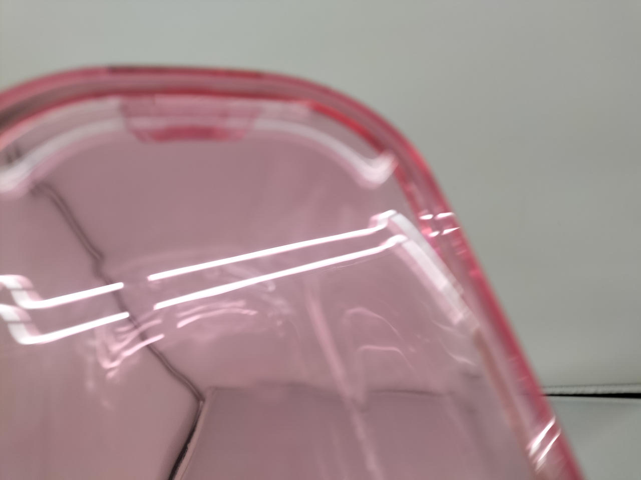 長方形片方の蓋にややキズがあります。