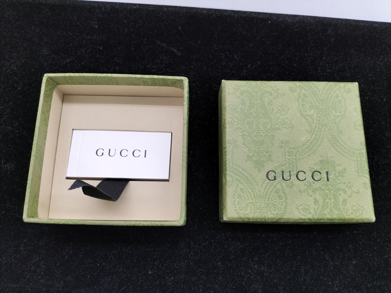 箱の底に説明書がございます。