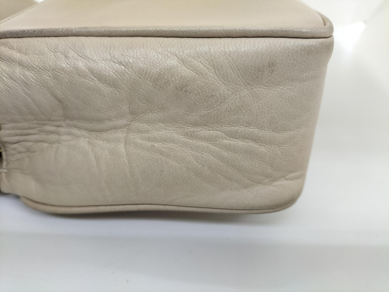 バッグサイドを伸ばした状態の時のシワ