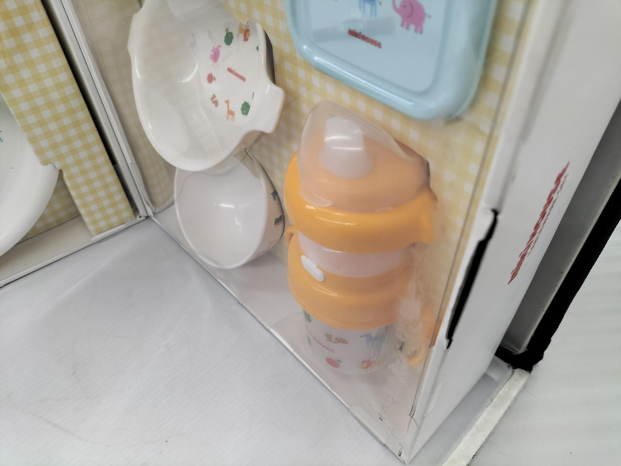 透明部品にベタつきがあります。