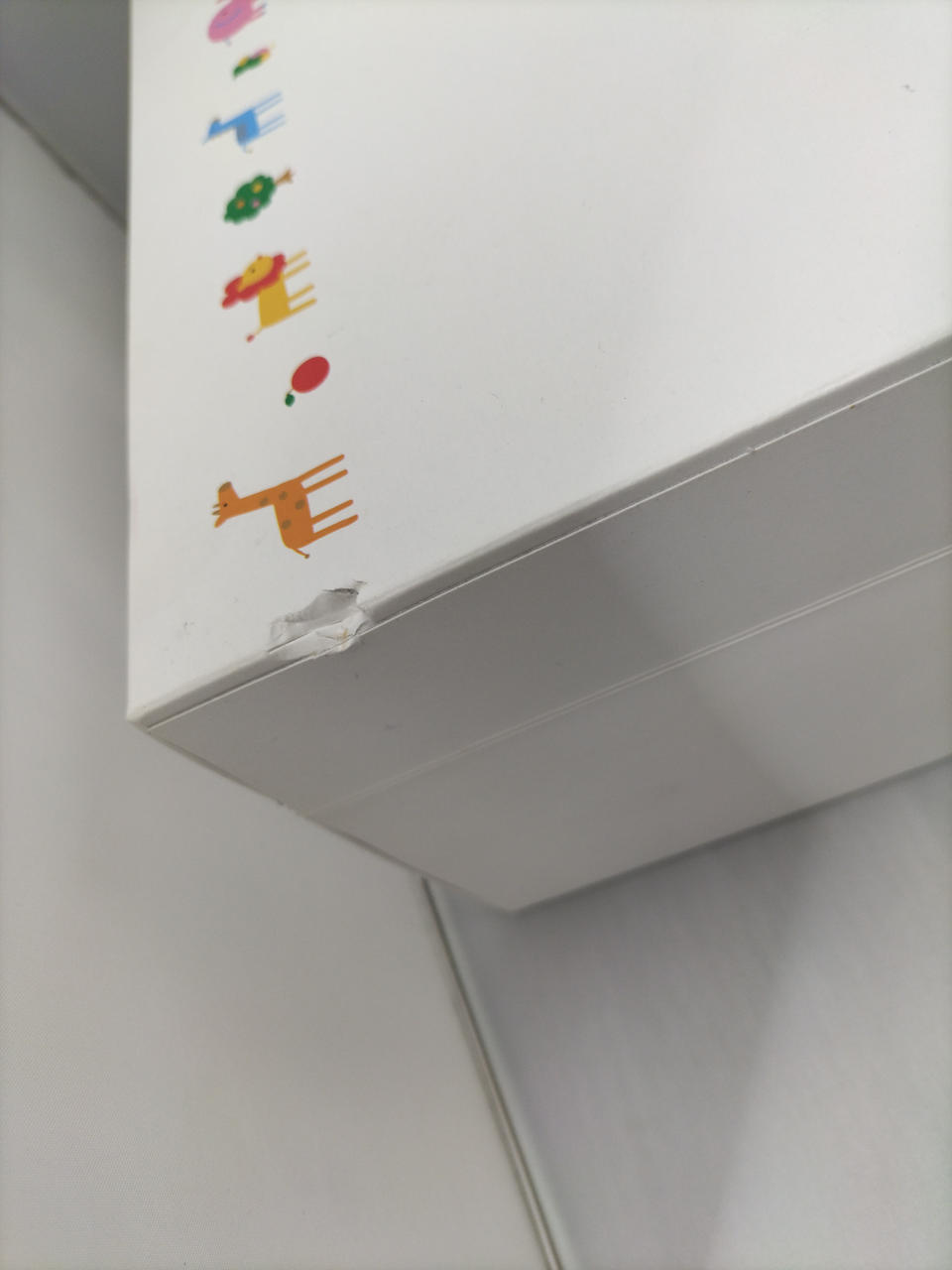 箱にダメージがございます。