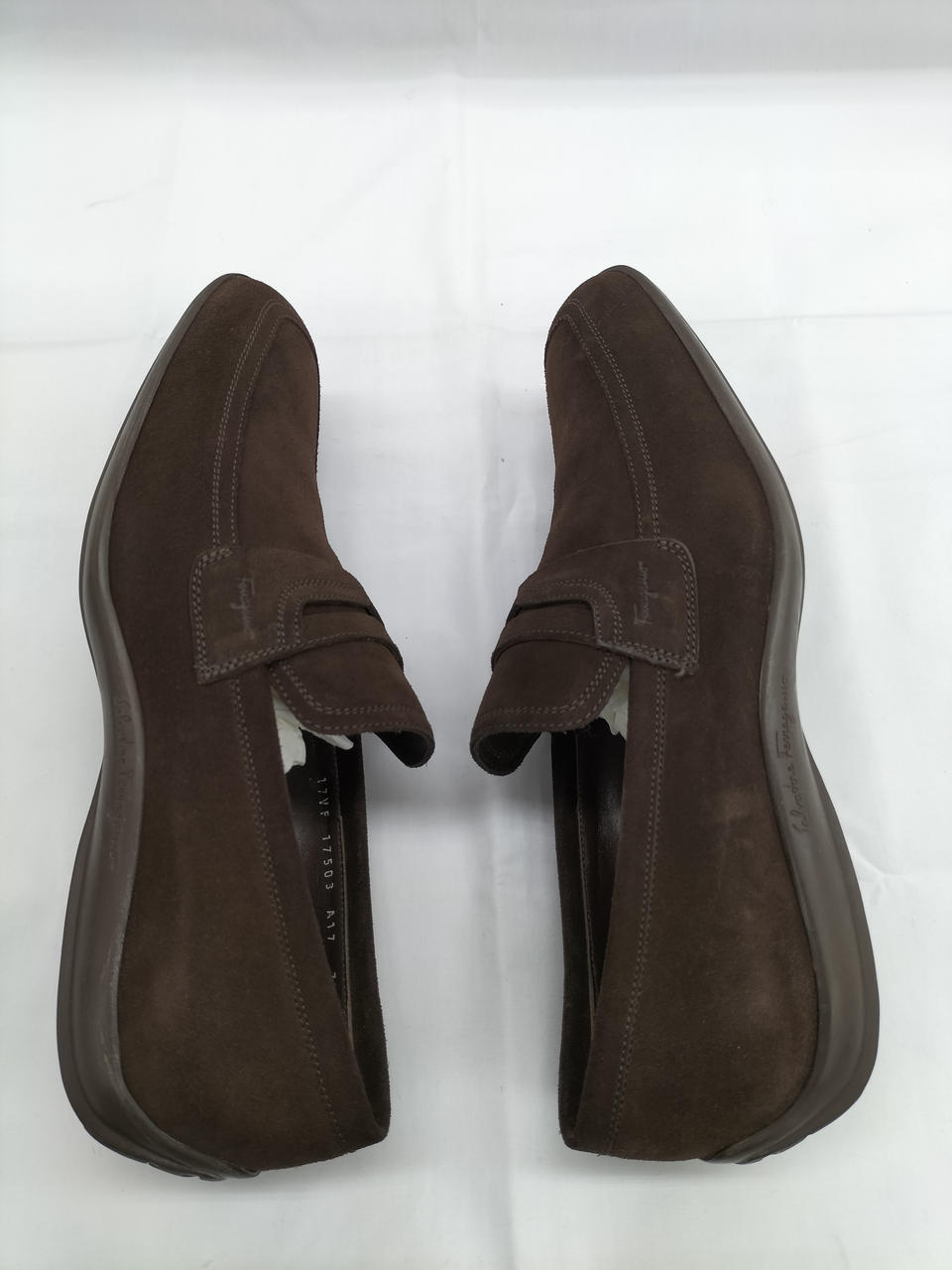 外側にさりげなくロゴがあります。