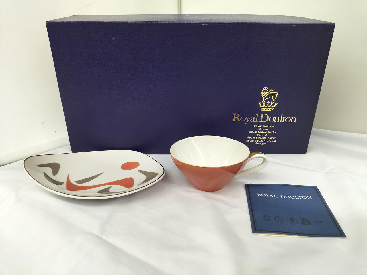 レトロなティーセット6客セットです。