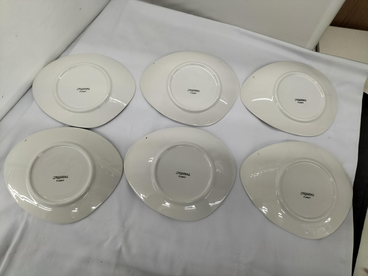 皿の裏面に経年による汚れ、キズあり