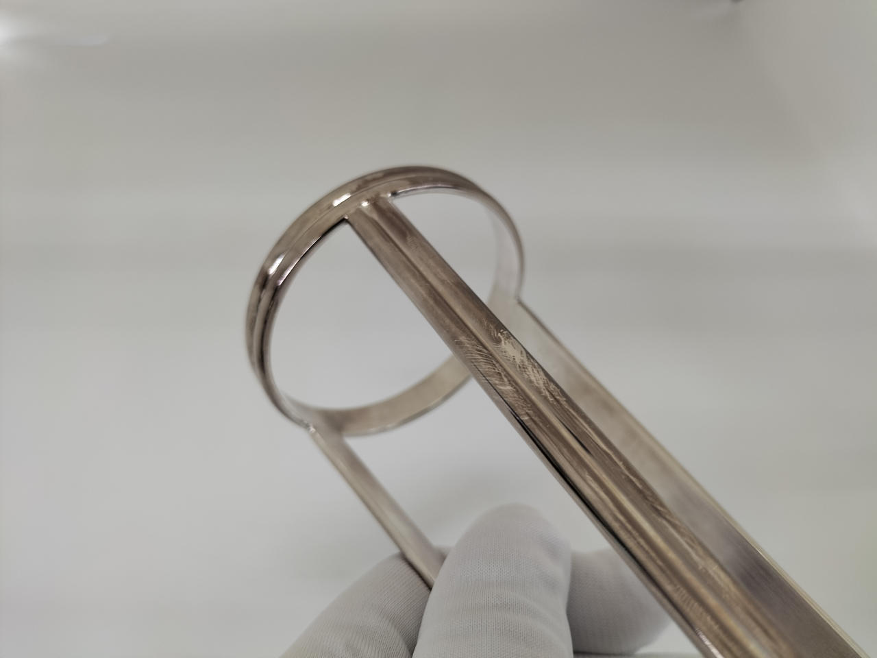 金属部分に変色がございます。