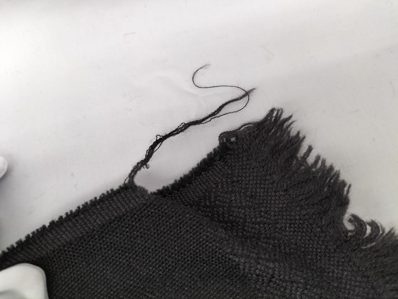 端にほつれあり