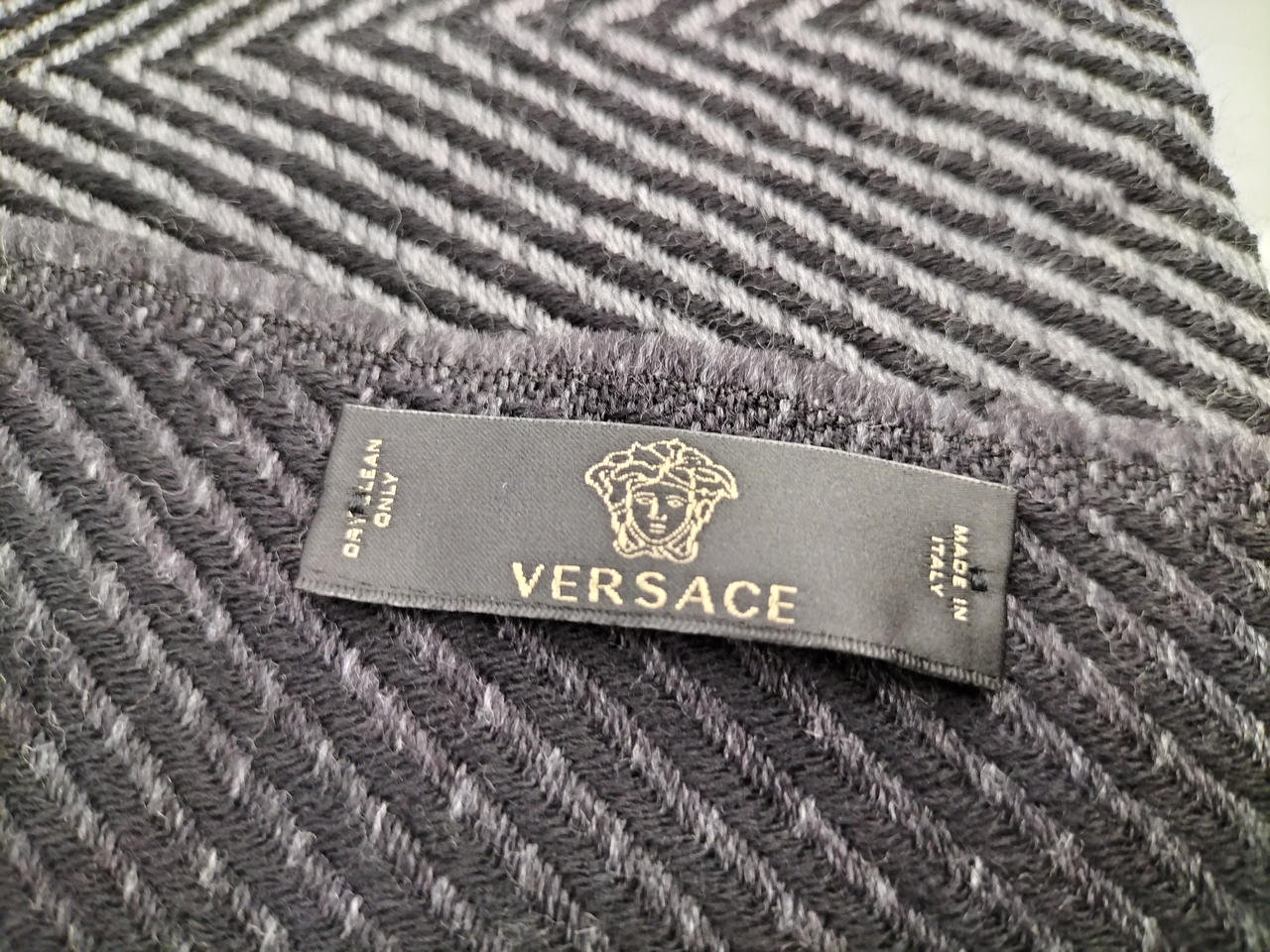 Versace メダリオン柄 マフラー ISC9962 VERSACE|マフラー|HARDOFFオフモール（オフモ）|2031660000109985