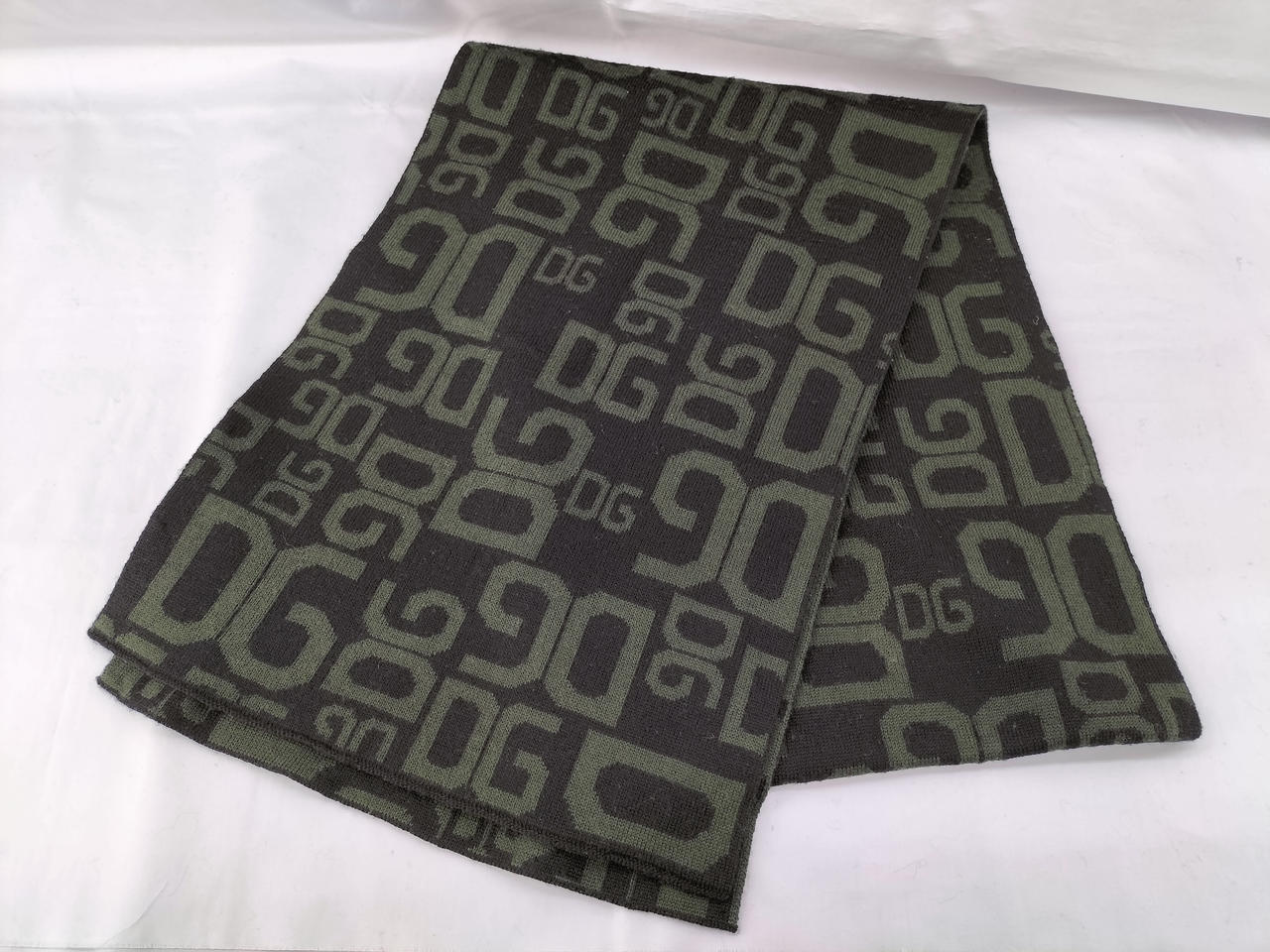 黒地にグリーンのロゴのデザインです